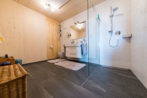 Gemütliches Bad mit Holzwand - FVG - Konstanz